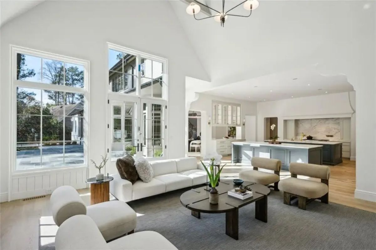 Bright, open-concept living area seamlessly connecting to the kitchen and outdoors. 