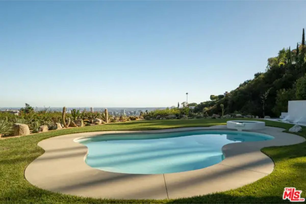 Scenic pool with an organic shape, overlooking the vast horizon and natural surroundings. 