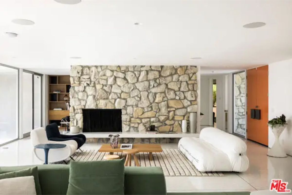 Stylish seating arrangement with natural elements, contemporary furniture, and a warm ambiance. 