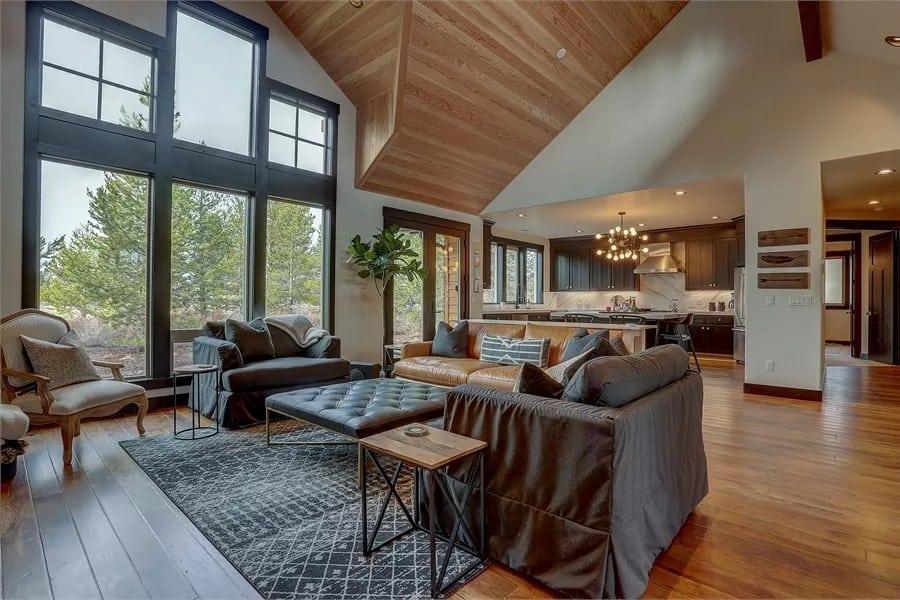 Stunning Vaulted Ceiling in a Modern Craftsman Living Room