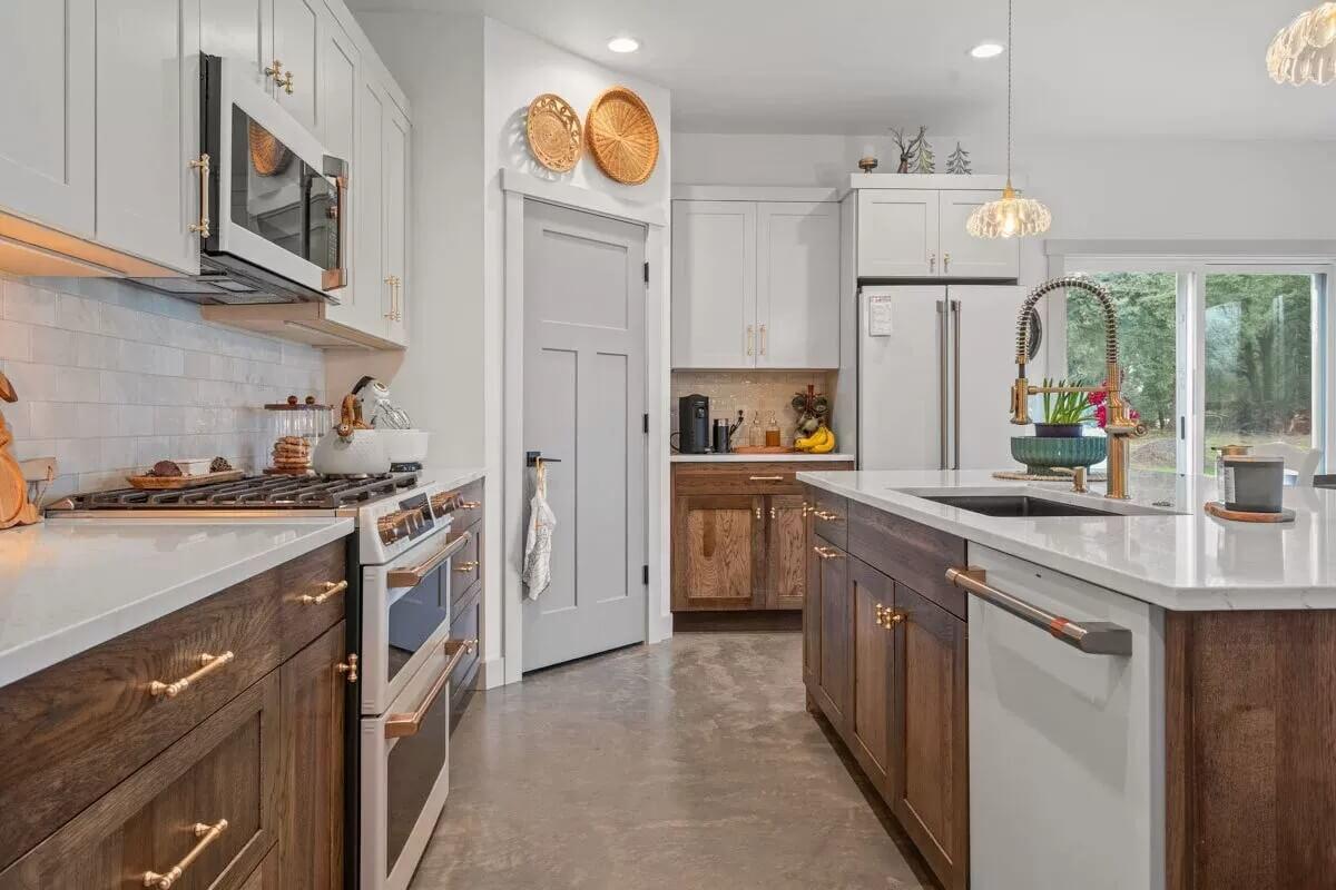 Look at Those Brass Accents in This Kitchen Mix of Tradition and Modernity