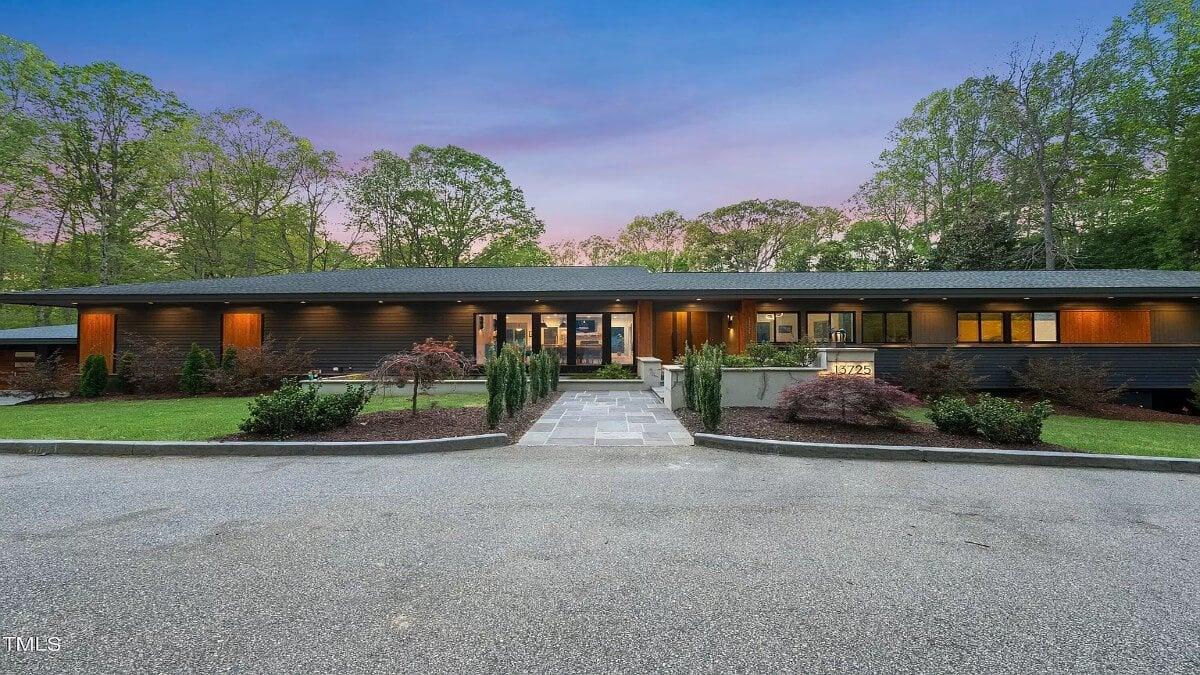 Mid-Century Modern Home with Striking Horizontal Lines at Dusk