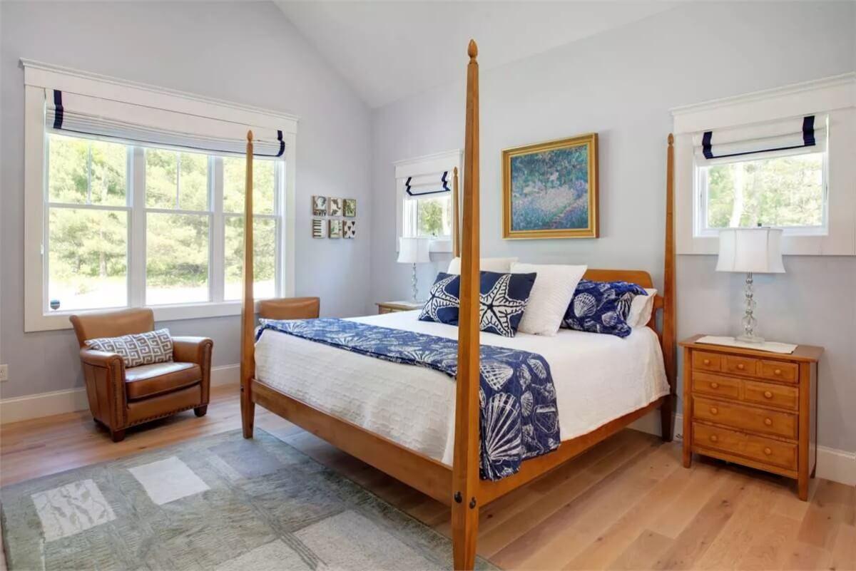Coastal Vibe in the Bedroom with Nautical Accents