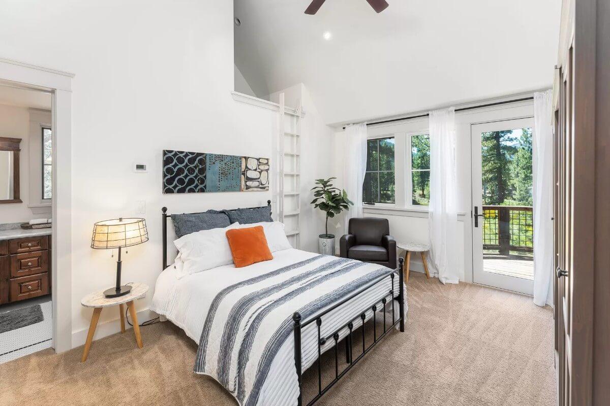 Opening Up to Nature: Charming Bedroom with Access to a Cozy Balcony