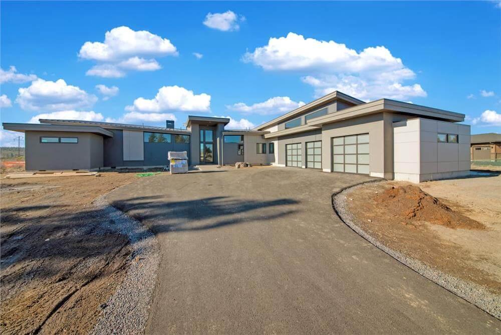 Modern Marvel with Striking Horizontal Lines and Ample Garage Space