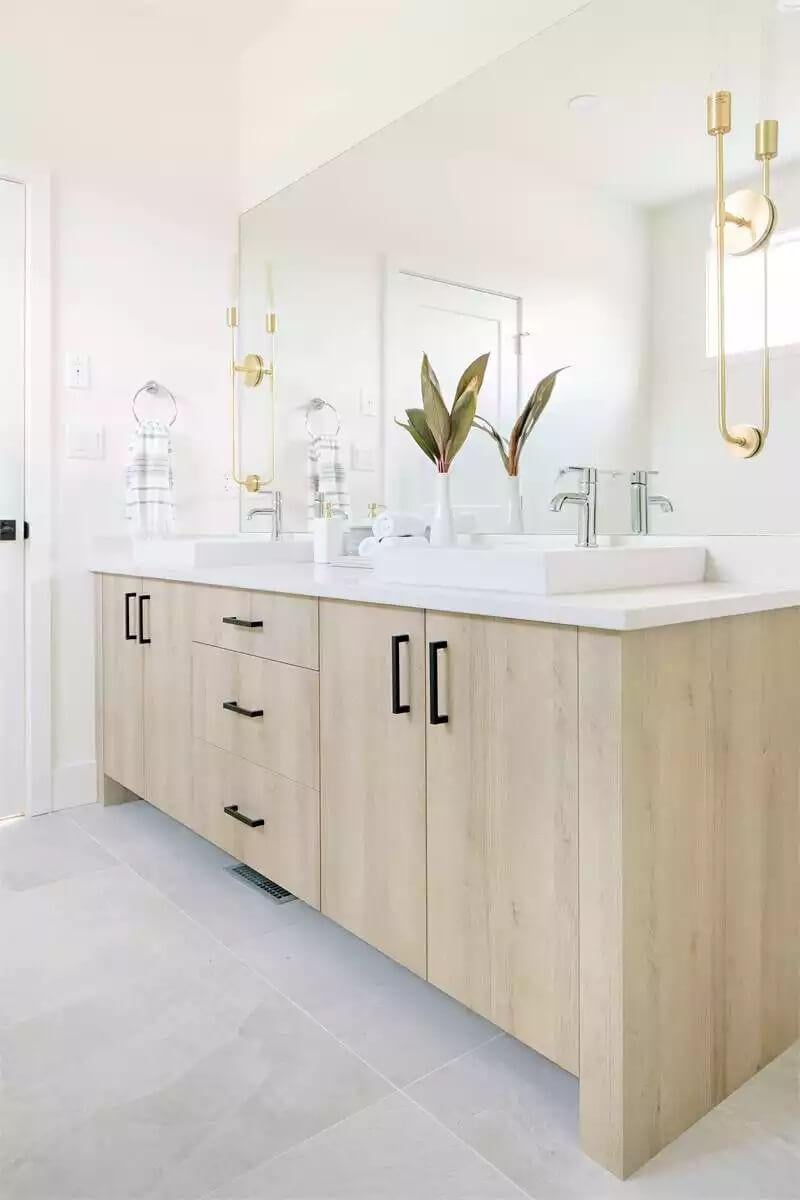 Bright Bathroom Vanity with an Eye for Minimalist Detail