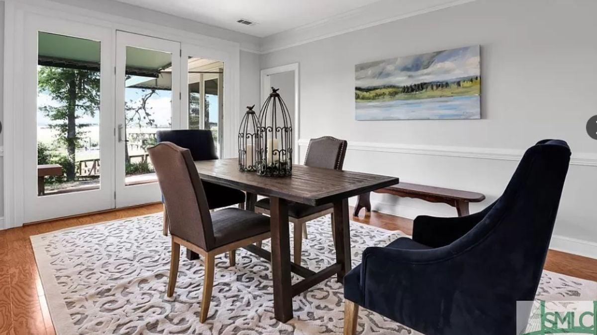 Look at How This Dining Room Blurs the Line Between Indoors and Outdoors