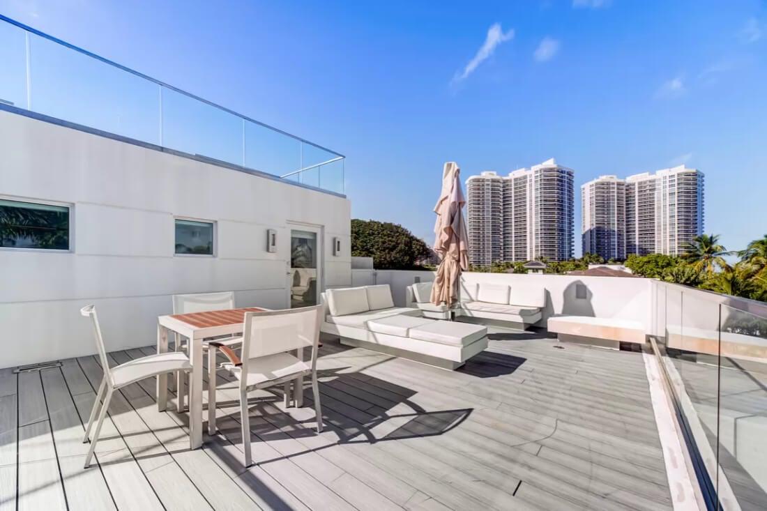 Check Out This Modern Rooftop Deck with Sleek Glass Railings