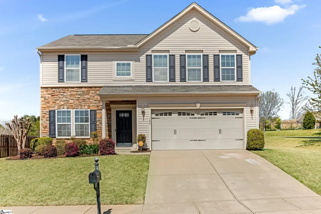 Traditional-Style 4-Bedroom Home for a Corner Lot with Open-Concept Layout (Floor Plan)