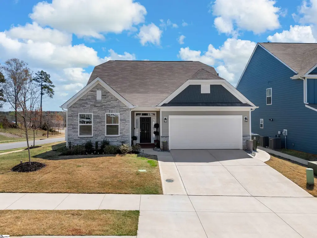 Traditional-Style 4-Bedroom Home with Loft and Covered Back Porch (Floor Plan)