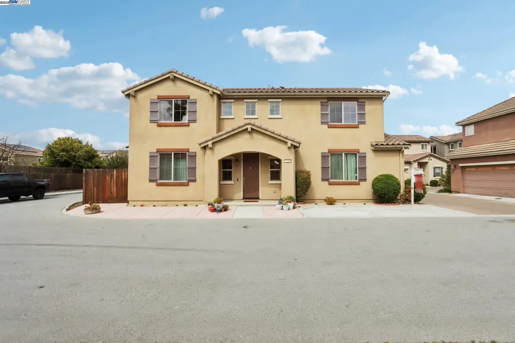 Mediterranean-Style 3-Bedroom Home for a Corner Lot with Open Floor Plan and 2-Car Garage (1,512 Sq. Ft. Floor Plan)
