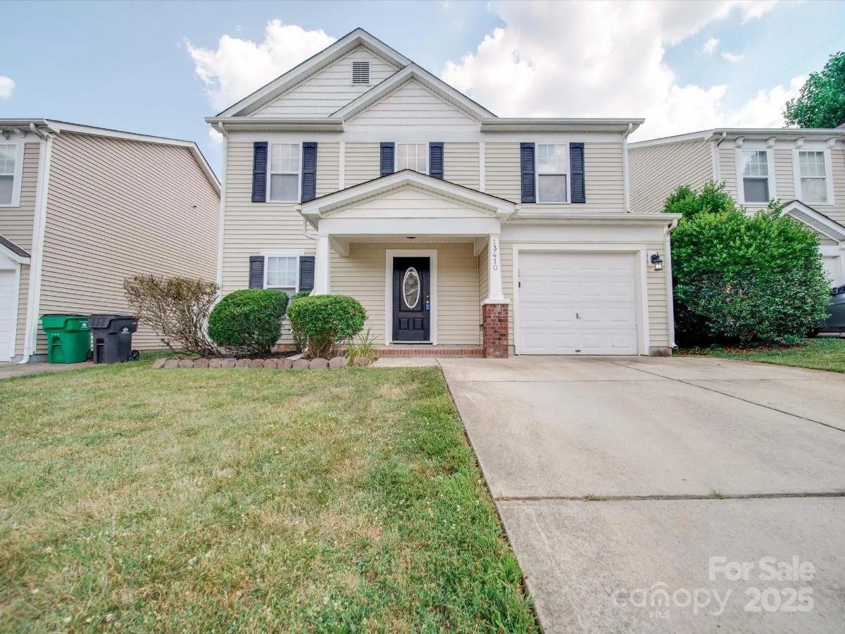 Contemporary 3-Bedroom Colonial Home with Single Attached Garage (1,582 Sq. Ft. Floor Plan)