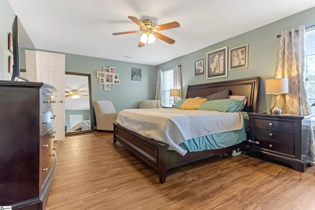 Traditional-Style 4-Bedroom Home for a Corner Lot with Open-Concept Layout (Floor Plan)