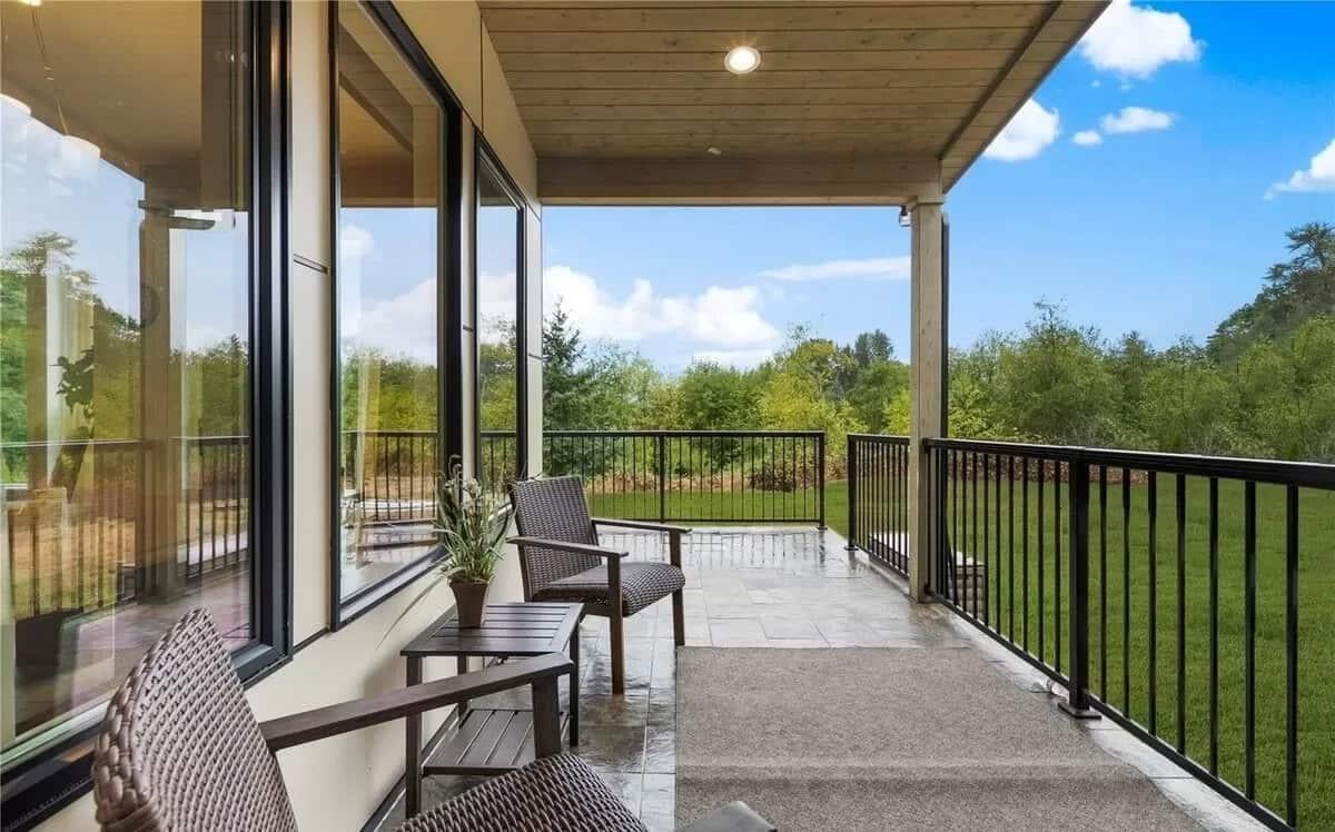 Look at the Seamless Indoor-Outdoor Connection on This Covered Patio