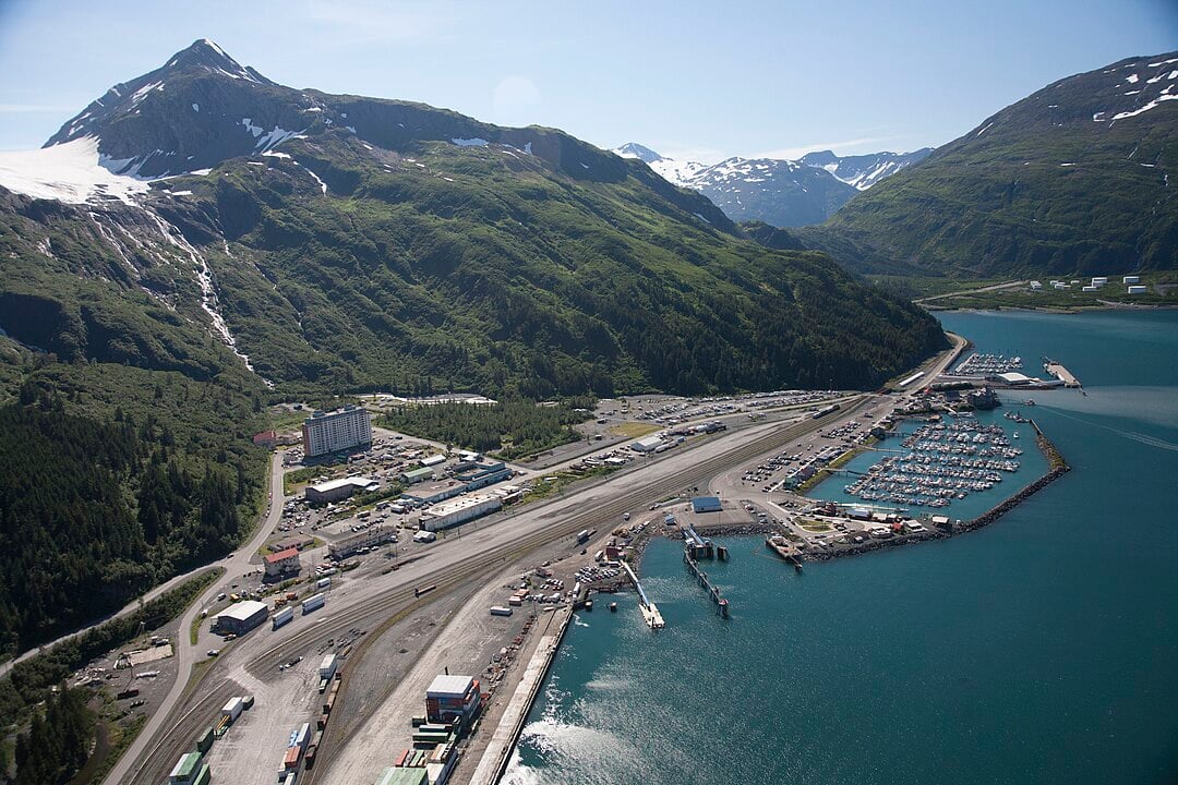 16 Small Towns in Alaska that Live on the Edge with the Icy Grandeur of Glaciers