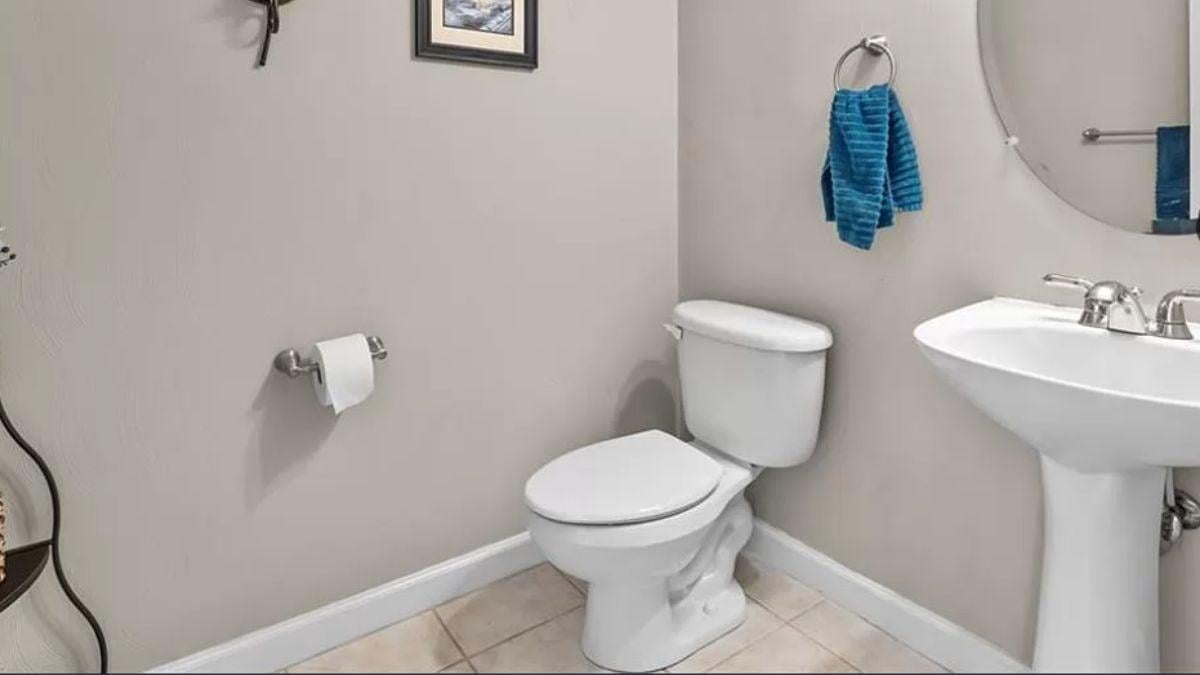 Simple and Functional Powder Room with a Pedestal Sink