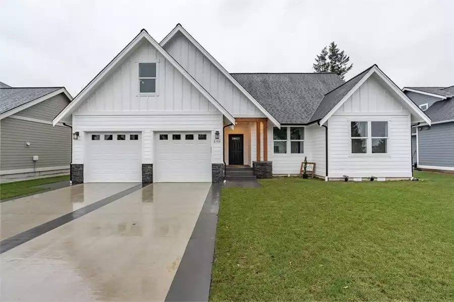 Check Out the Dual Garage on This Modern Farmhouse Exterior