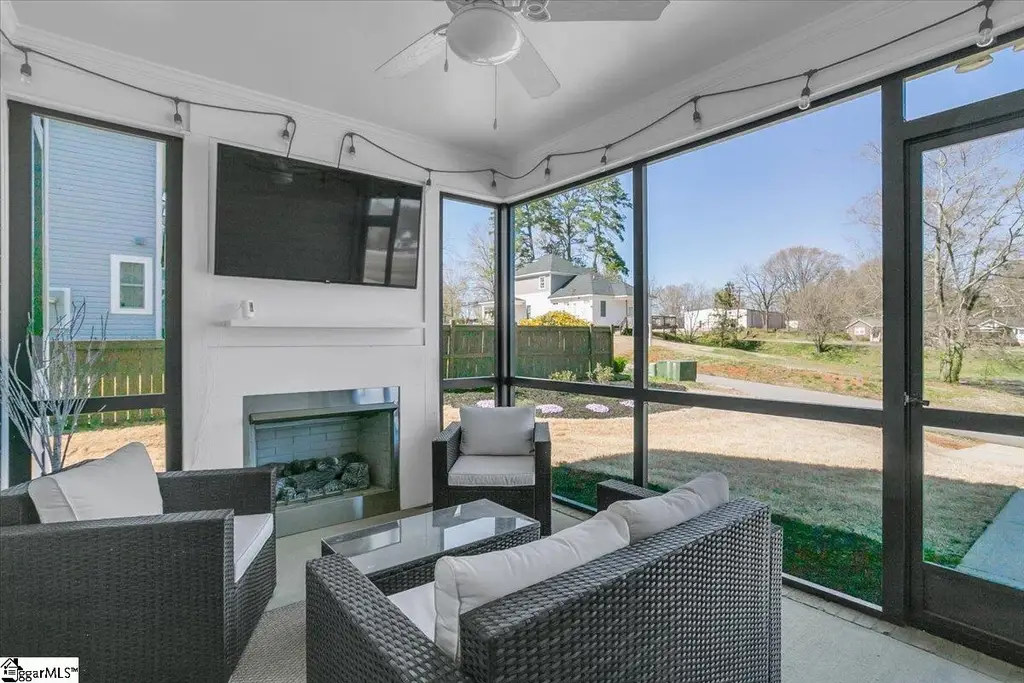 3-Bedroom Craftsman-Style Home with Screened Porch and Two-Car Parking Pad (Floor Plan) 