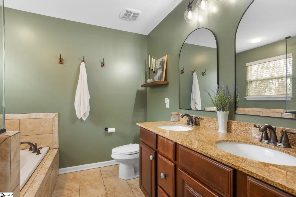 Craftsman-Style 4-Bedroom Home with Open-Concept Layout and Screened-in Porch (Floor Plan)