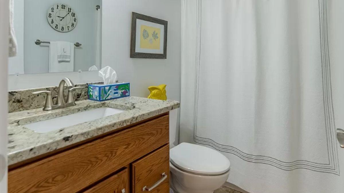 Notice the Simple Elegance of This Bathroomโs Granite Counter