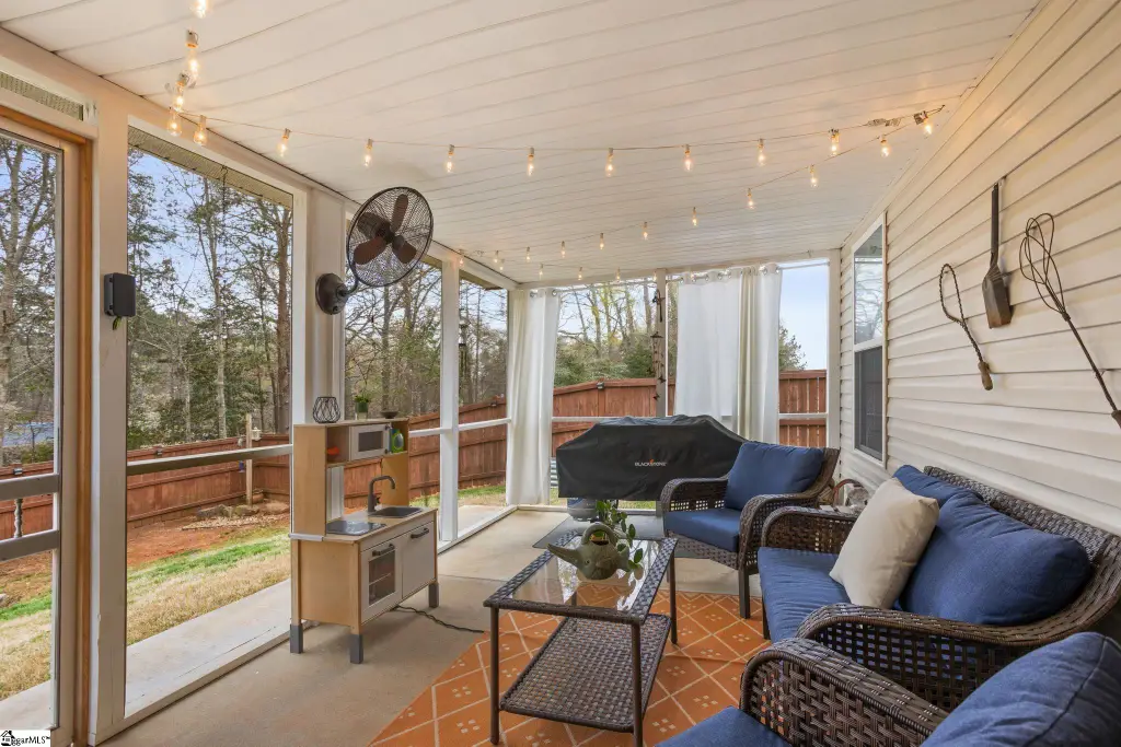 Craftsman-Style 4-Bedroom Home with Open-Concept Layout and Screened-in Porch (Floor Plan)
