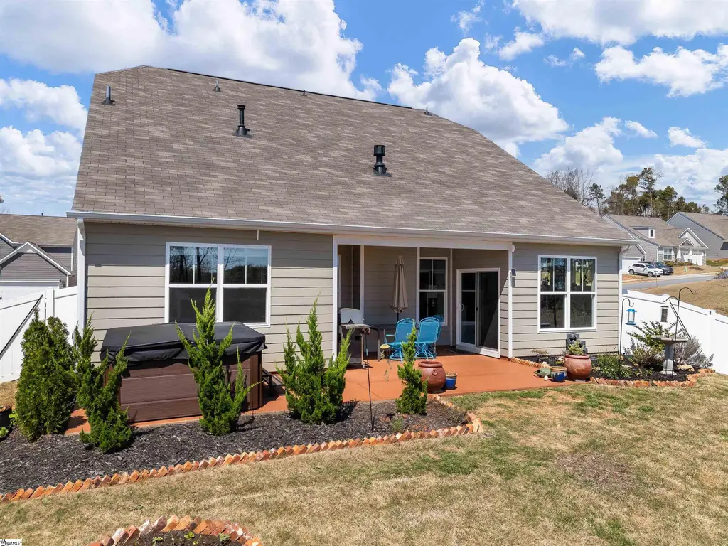 Traditional-Style 4-Bedroom Home with Loft and Covered Back Porch (Floor Plan)