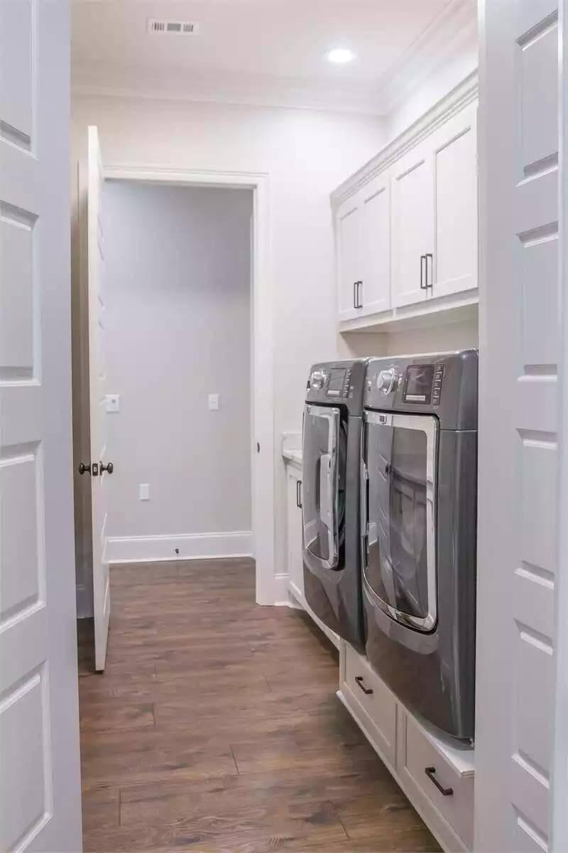 Spot the Efficient Layout of This Practical Laundry Room