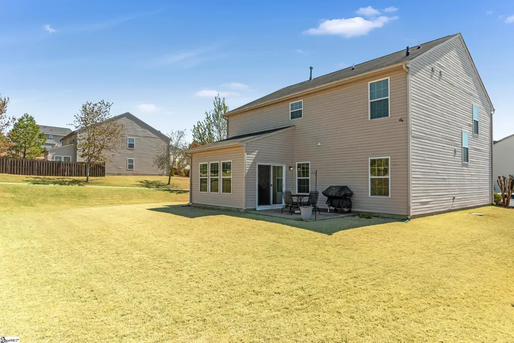 Traditional-Style 4-Bedroom Home for a Corner Lot with Open-Concept Layout (Floor Plan)