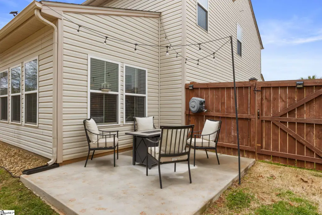 Craftsman-Style 4-Bedroom Home with Open-Concept Layout and Screened-in Porch (Floor Plan)