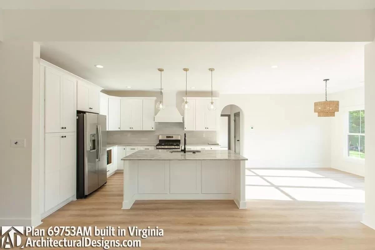 Bright Kitchen Design with a Graceful Pendant Trio