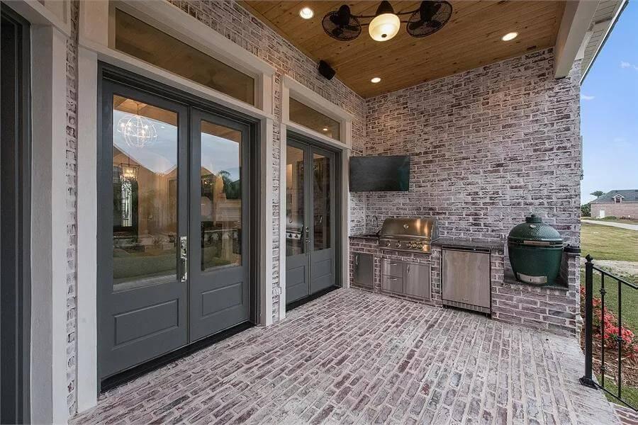 Outdoor Kitchen with Chic Brickwork—Perfect for Entertaining