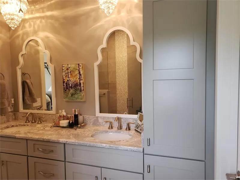 Check Out These Moroccan-Inspired Mirrors in This Elegant Bathroom