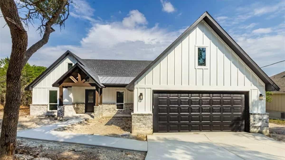 Explore the Striking Gabled Roof Design on This Modern Farmhouse