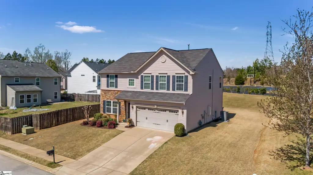Traditional-Style 4-Bedroom Home for a Corner Lot with Open-Concept Layout (Floor Plan)