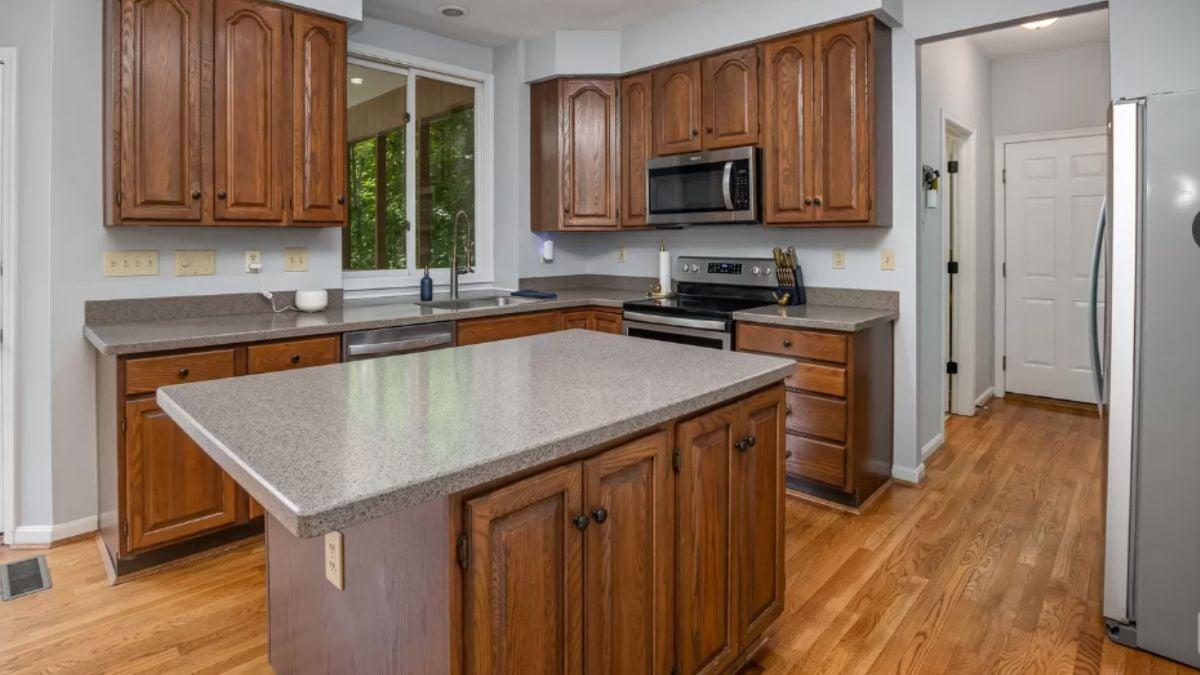Check Out the Sturdy Oak Cabinets in This Classic Kitchen