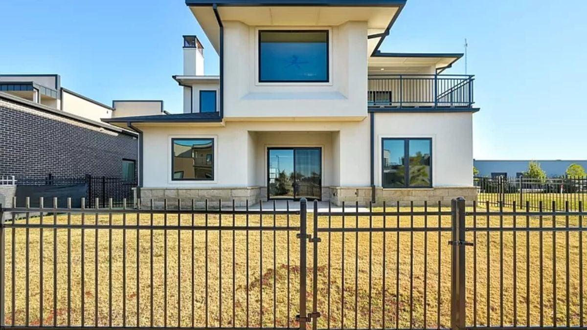 Check Out the Subtle Elegance of This Clean Line Modern Facade