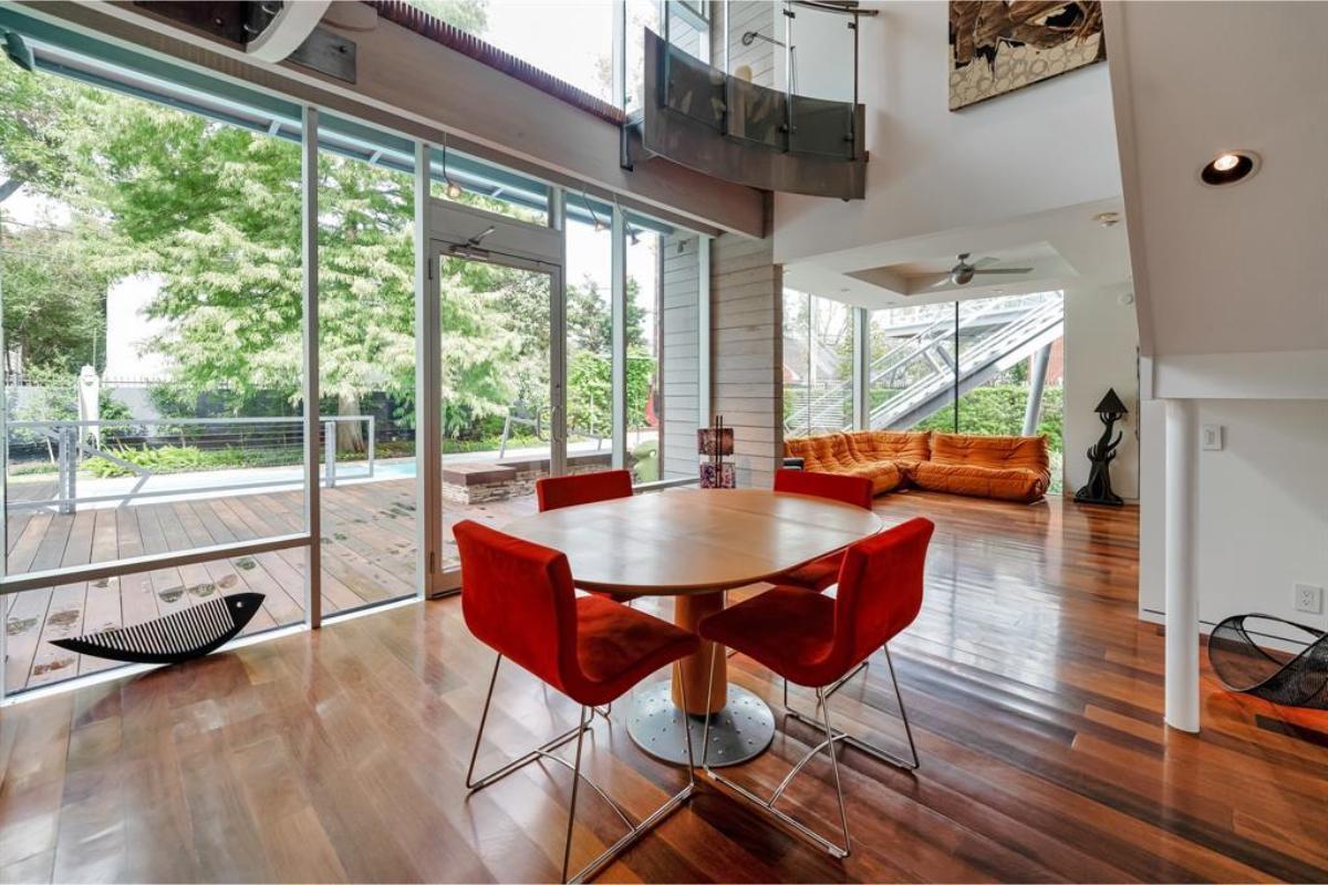 You Have to See the Bold Red Chairs in This Modern Dining Nook