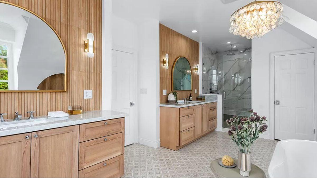 Admire the Clever Use of Wood Paneling in This Elegant Bathroom