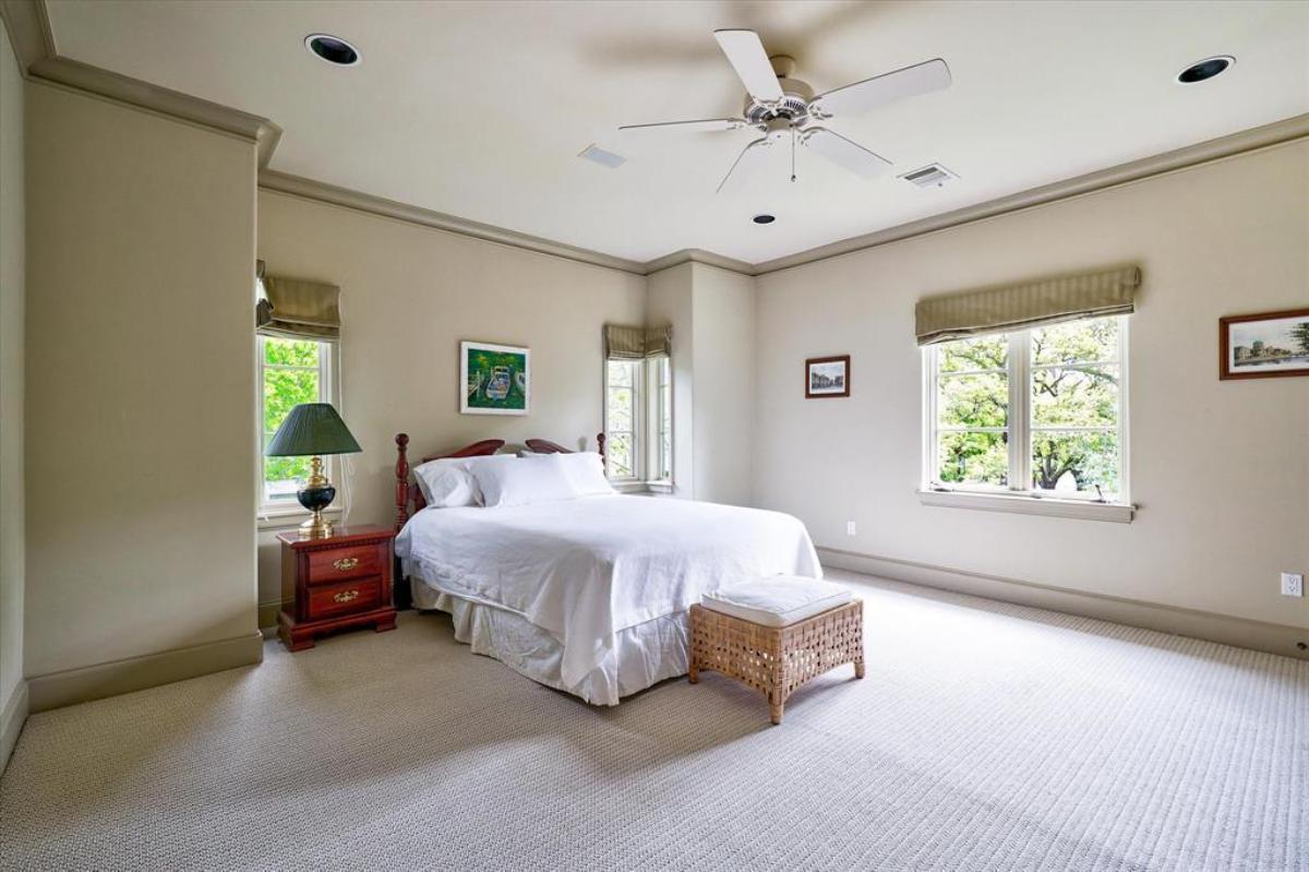 Check Out the Crisp, Relaxed Vibe of This Minimalist Bedroom