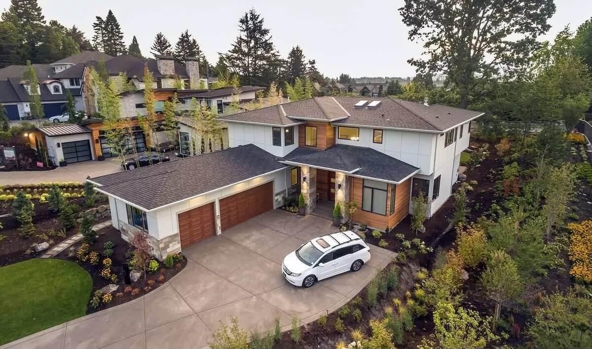 Modern Elegance With a Seamless Blend of Wood and Stone