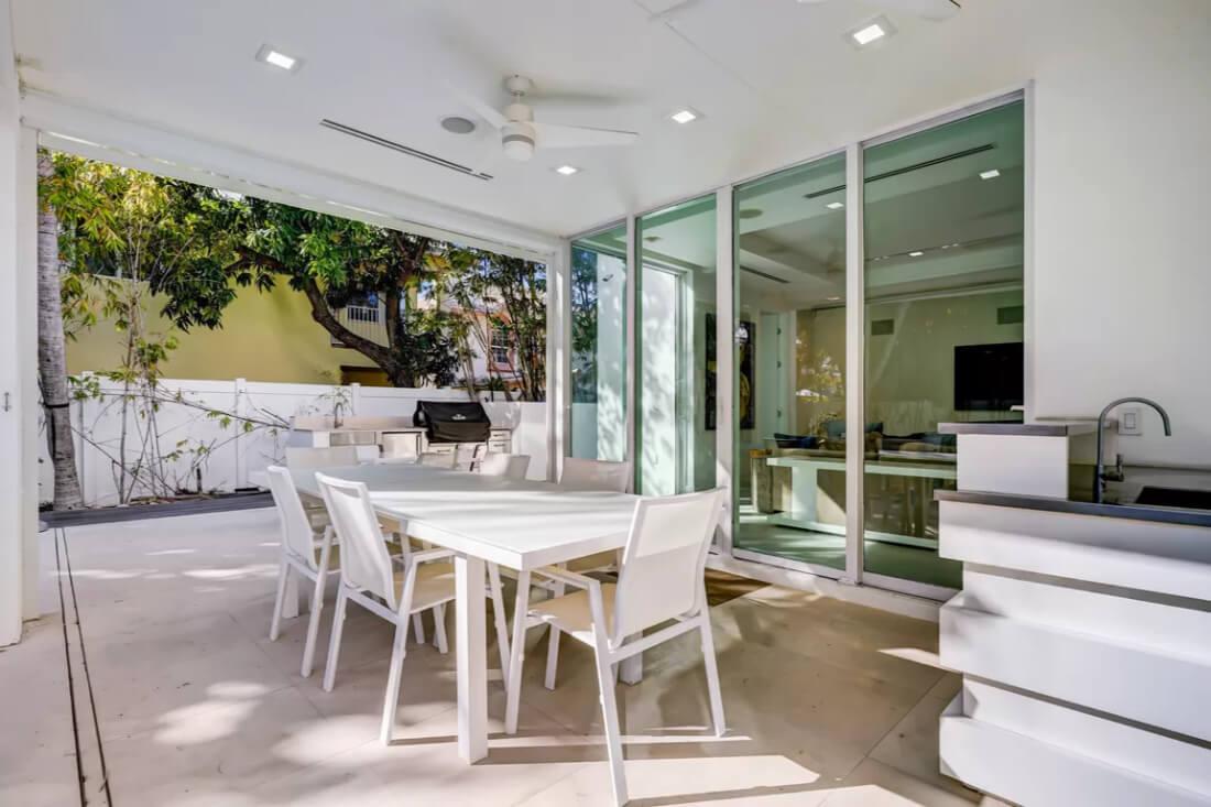 Sleek Outdoor Dining Area Perfect for Entertaining
