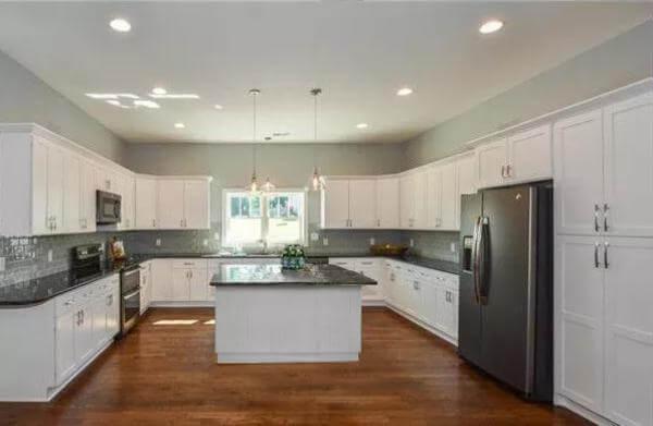 Spacious Kitchen with a Central Island and Abundant Cabinetry