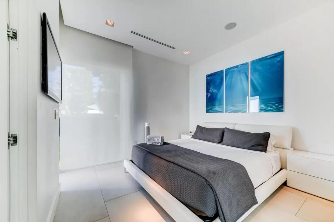Check Out the Minimalist Vibe in This Tranquil Bedroom
