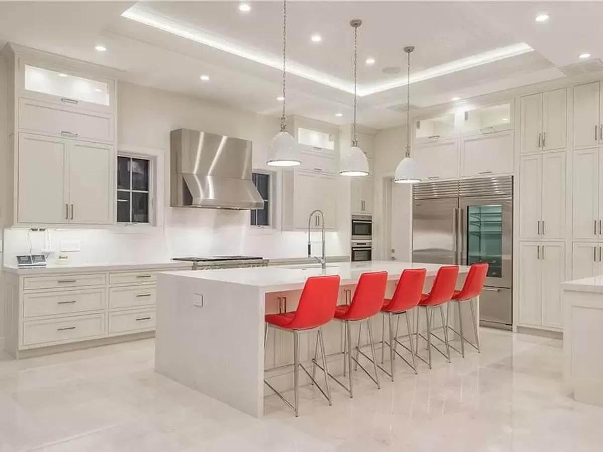 Kitchen Spotlight: Unmissable Red Stools at the Sleek Island