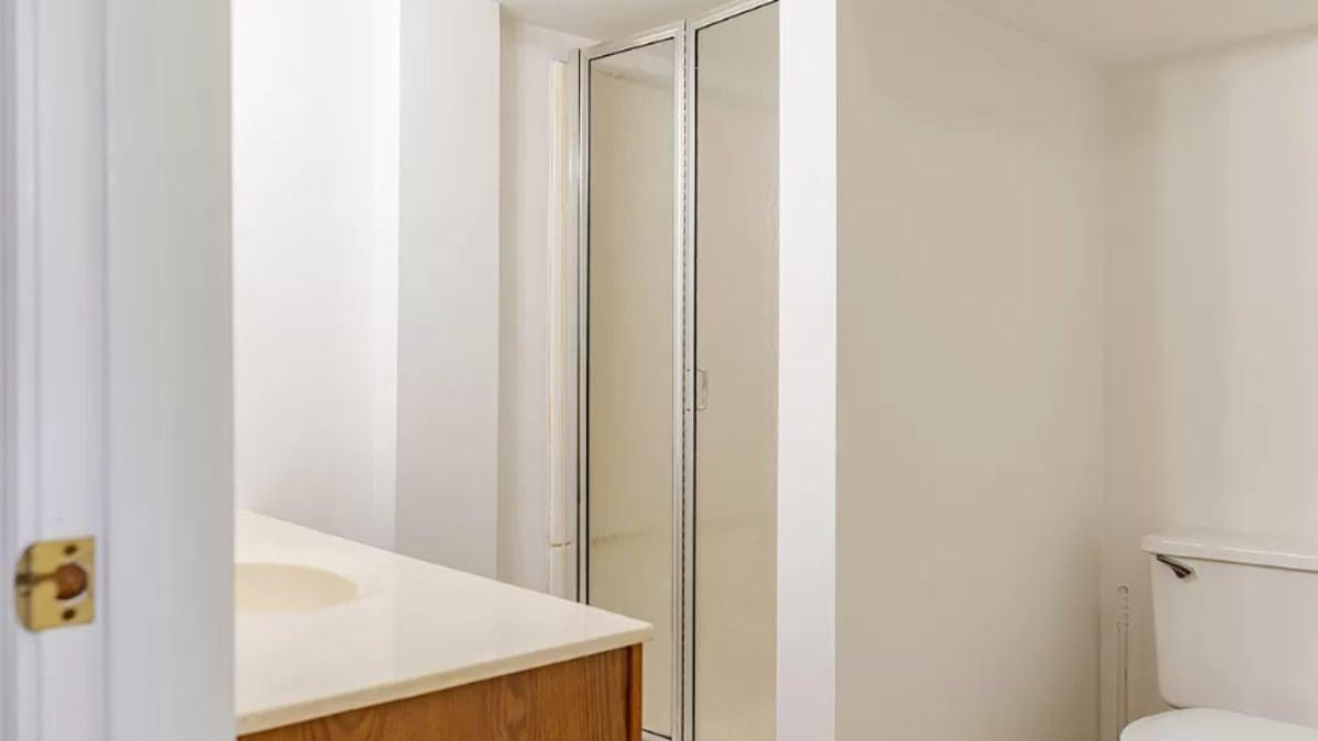 Compact Bathroom Featuring Clean Lines and Efficient Use of Space