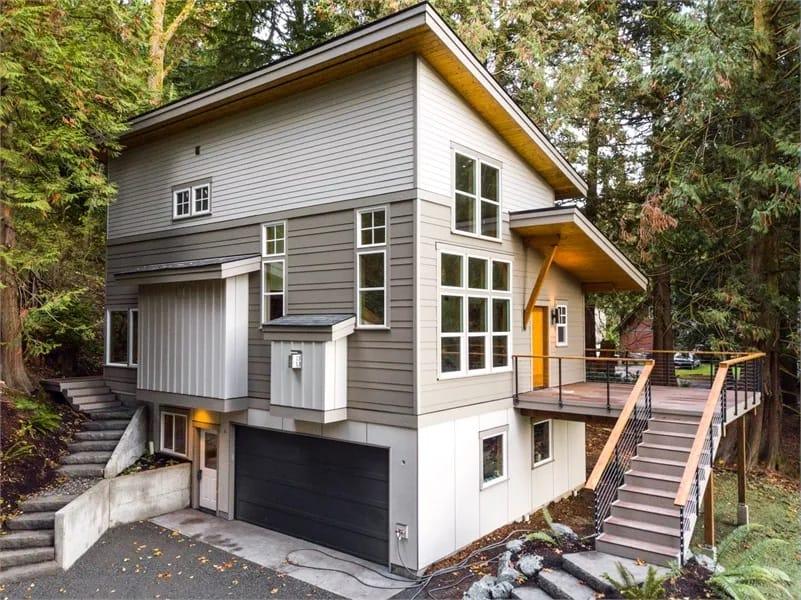 Modern Forest Retreat with a Wraparound Deck
