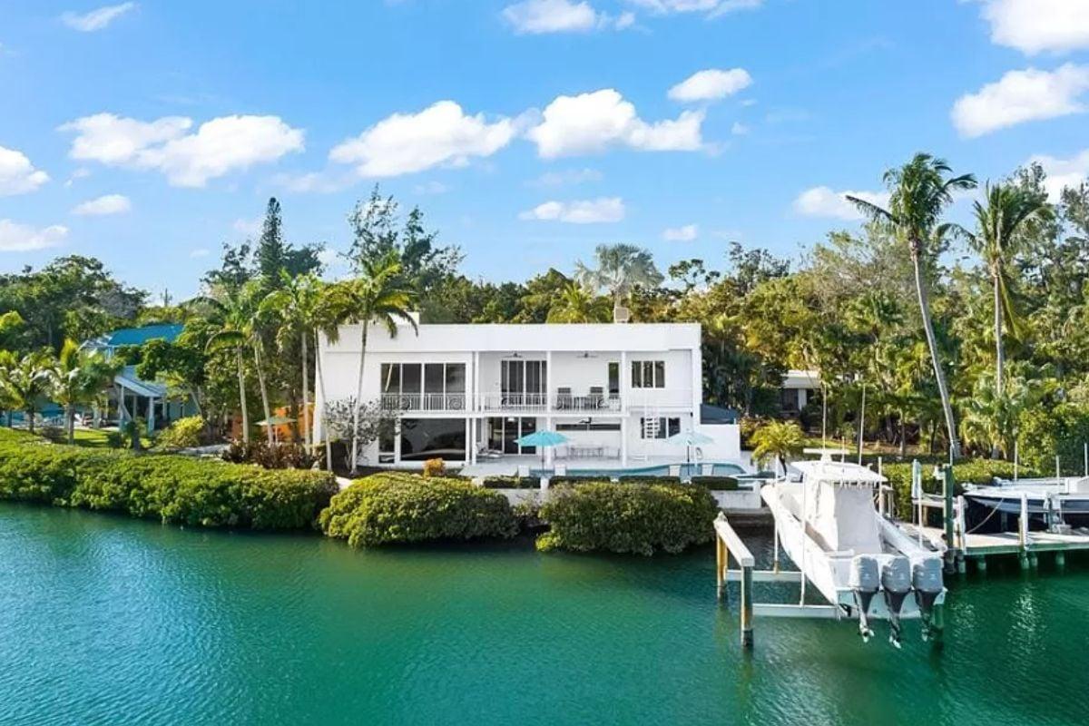 Discover a Mid-Century Modern Marvel on the Water