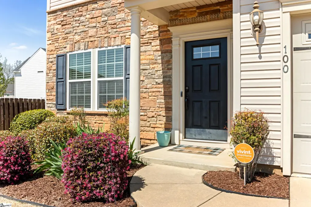 Traditional-Style 4-Bedroom Home for a Corner Lot with Open-Concept Layout (Floor Plan)