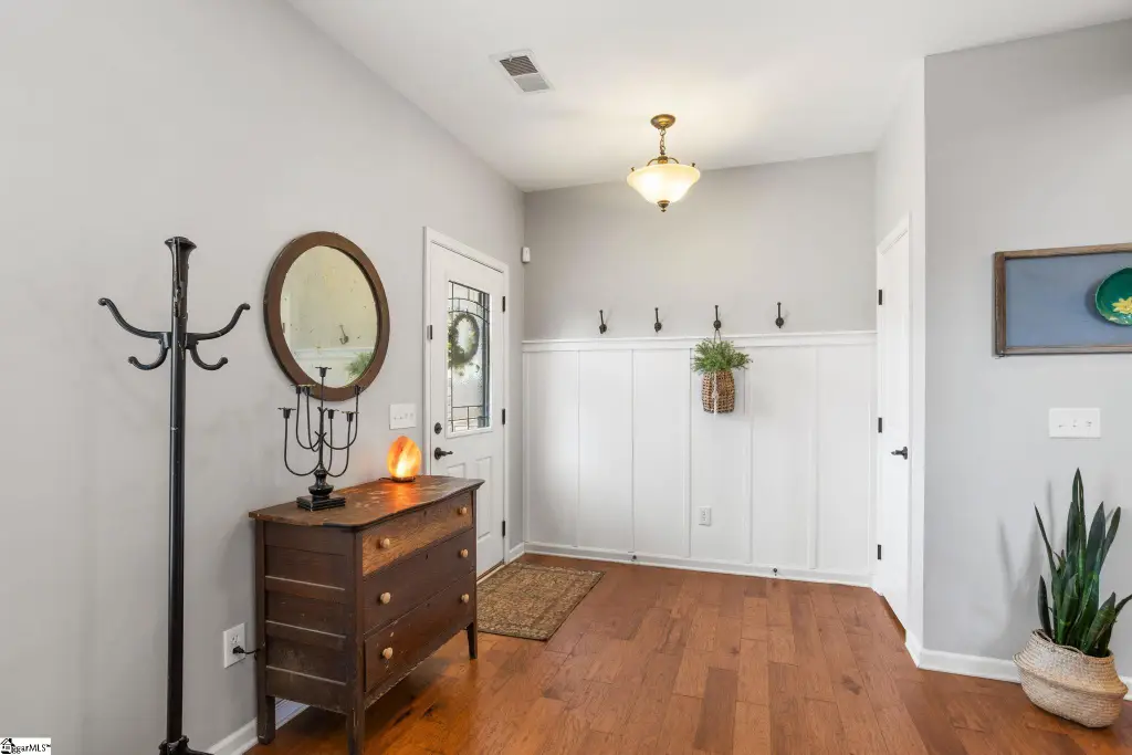 Craftsman-Style 4-Bedroom Home with Open-Concept Layout and Screened-in Porch (Floor Plan)