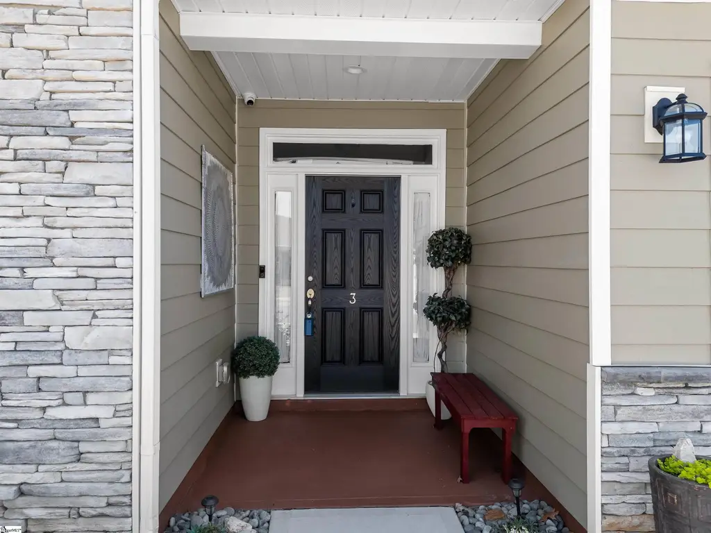 Traditional-Style 4-Bedroom Home with Loft and Covered Back Porch (Floor Plan)
